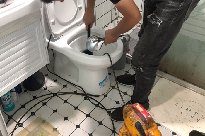 沿河疏通下水道