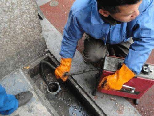 沿河疏通下水道