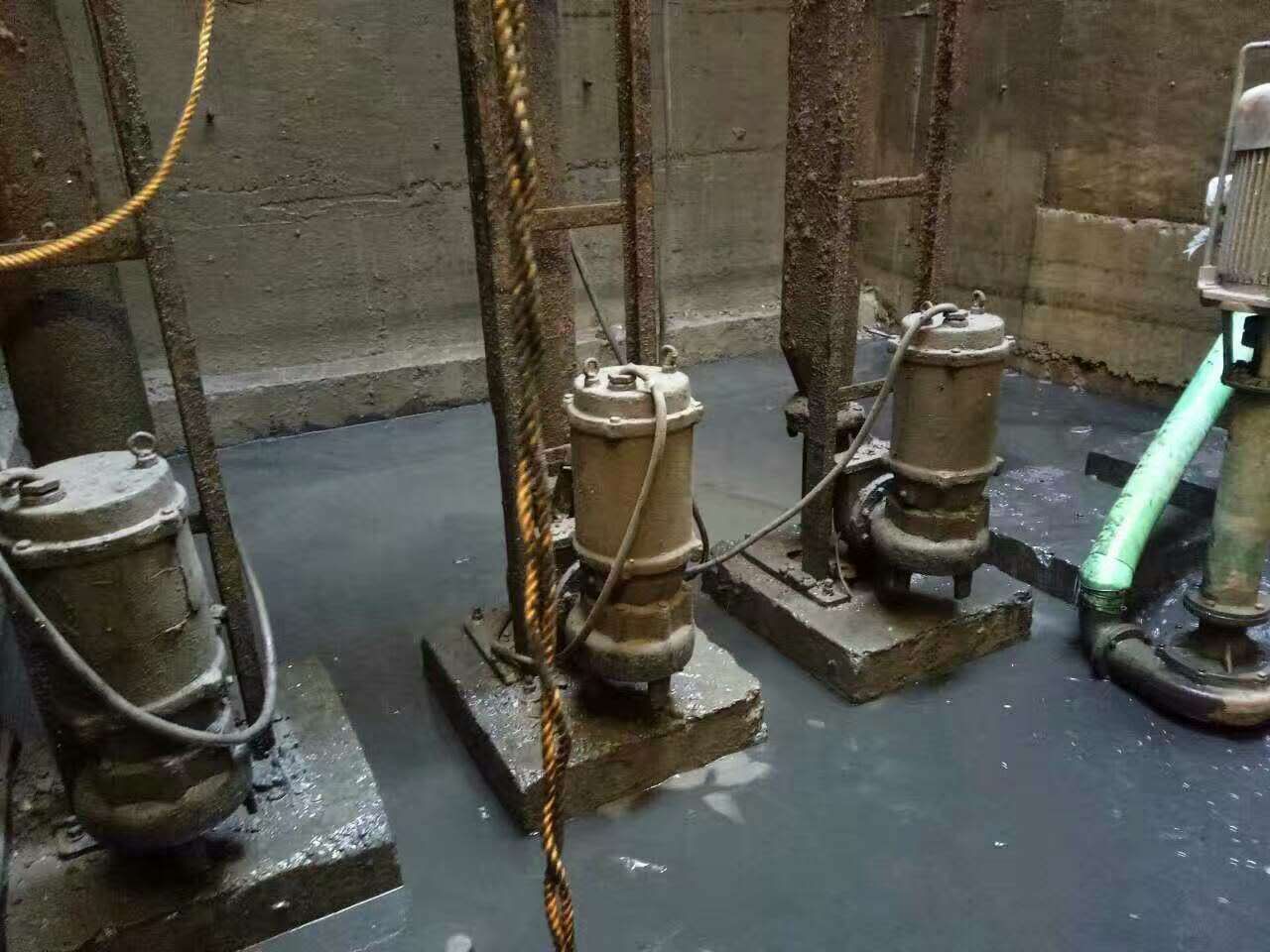 沿河污水池清理