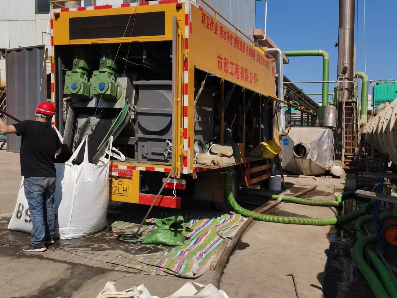 沿河淤泥压干处理