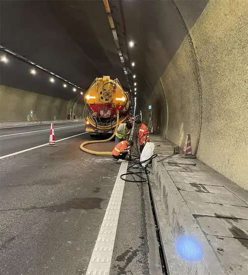 沿河隧道排水渠清淤